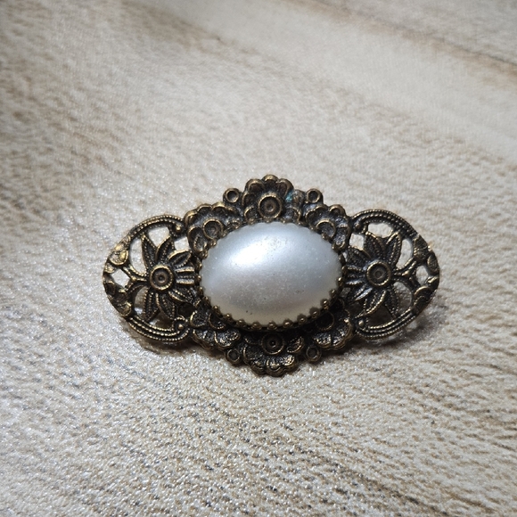 Jewelry - Vintage Ornate Brass Floral Victorian Brooch with Pearl Center💫